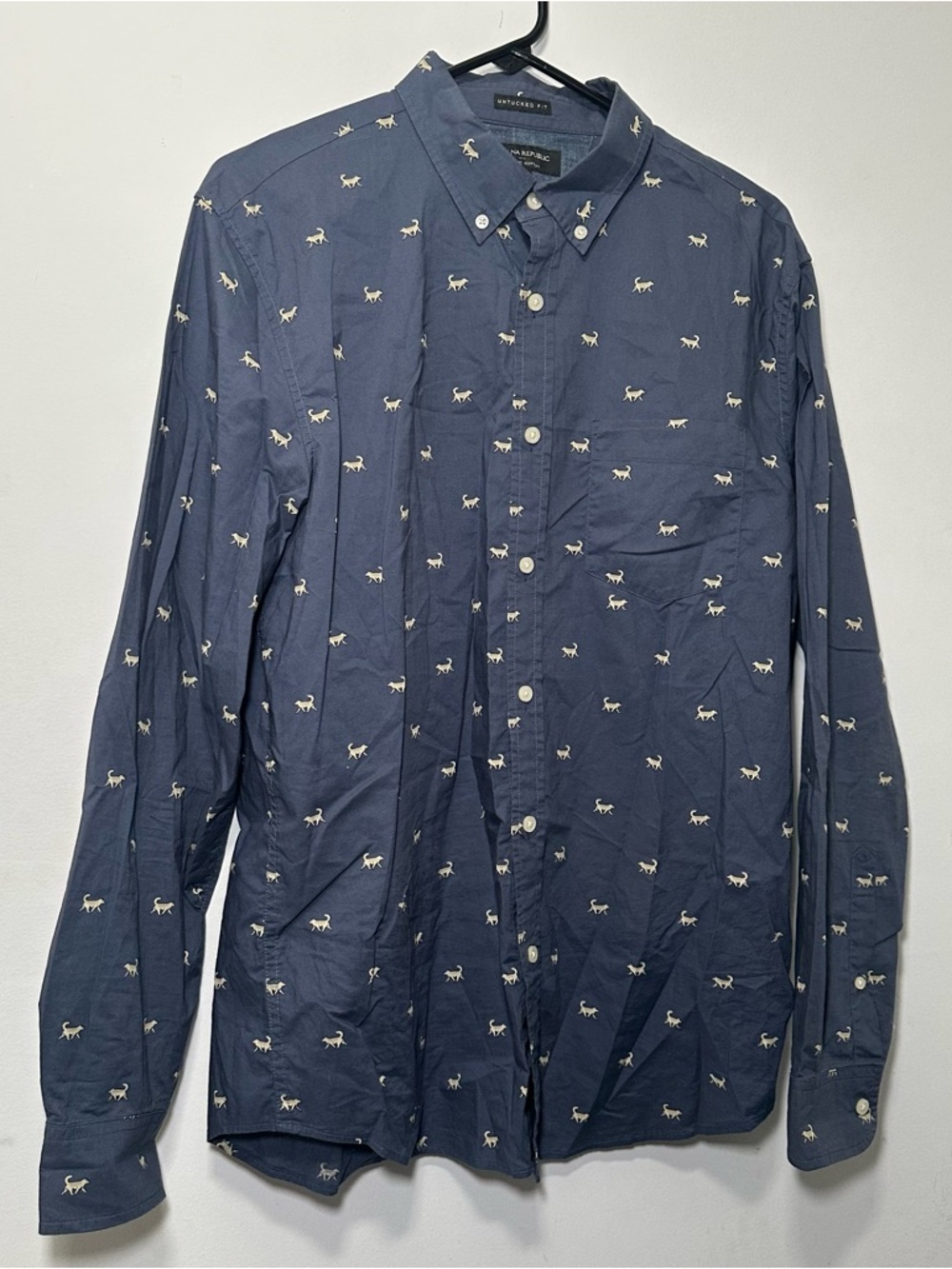 Banana Republic Untucked Novelty Wolf Print Button Up Shirt Blue Organic Cotton - Picture 4 of 16